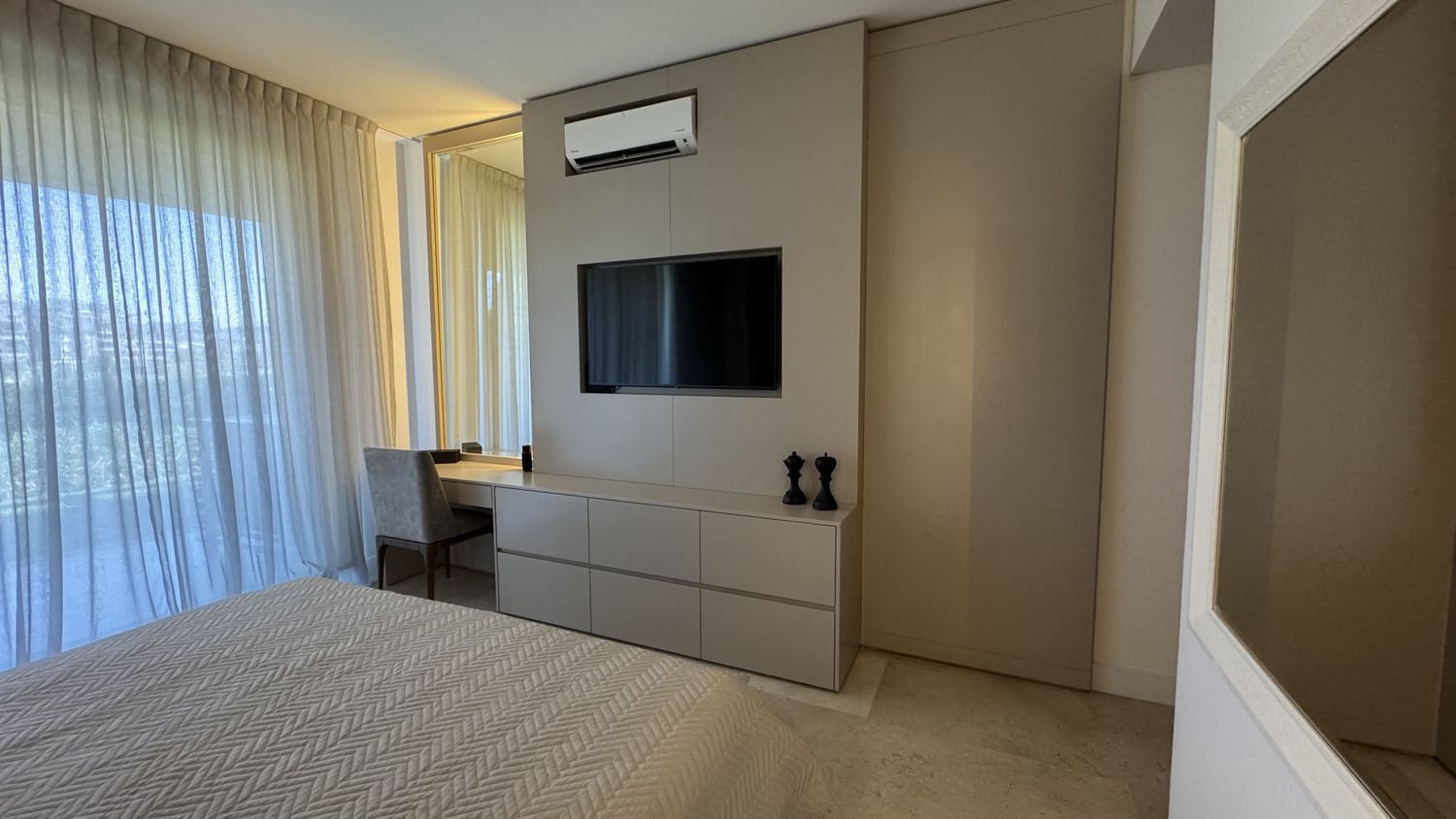 Dormitorio con mobiliario a medida — proyecto Moroff
