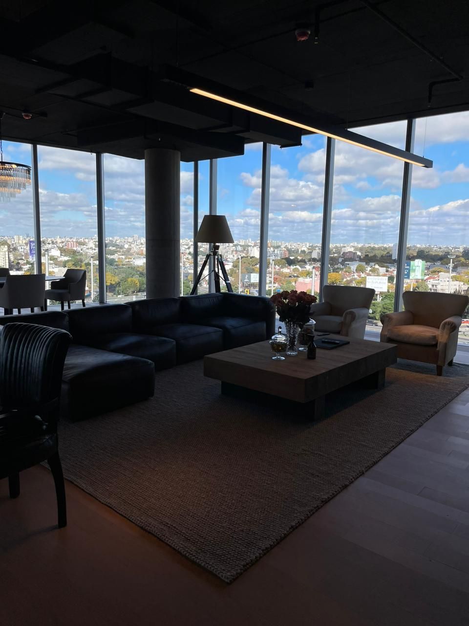 Lobby con vista panorámica — mobiliario de diseño